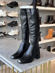 بوت بلند لسکارپ پاشنه 8سانت کد tt-008