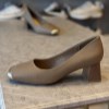 کفش زنانه پاشنه 5سانت کوکو کد B670-7 رنگ خاکی سایز 39
