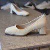 کفش زنانه پاشنه 5سانت کوکو کدB670-10رنگ کرم سایز 40